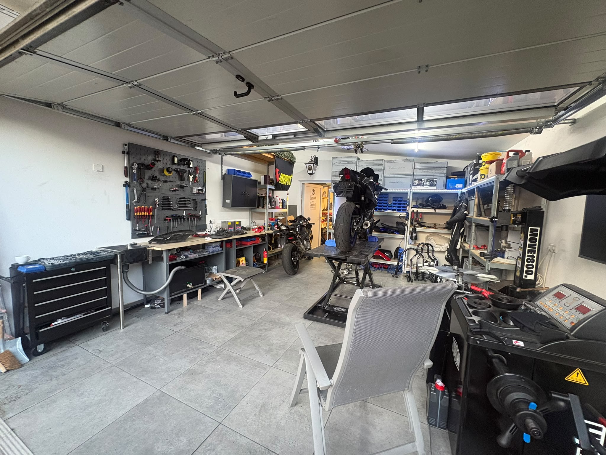 Motorräder in der Garage